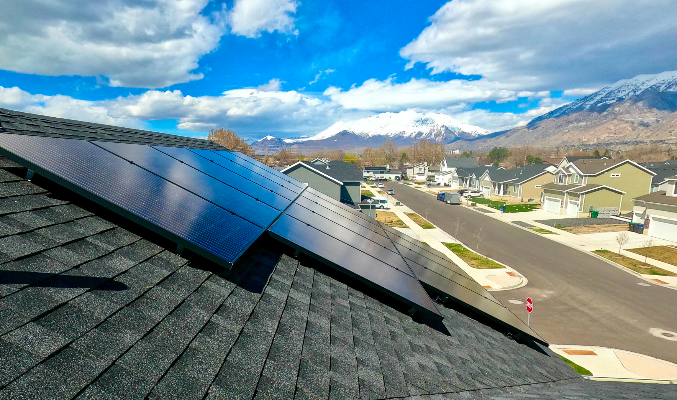 Solar-Power-Pros_Colorado-Home-with-Solar-and-Beautiful-Mountains-scaled-color_cropped
